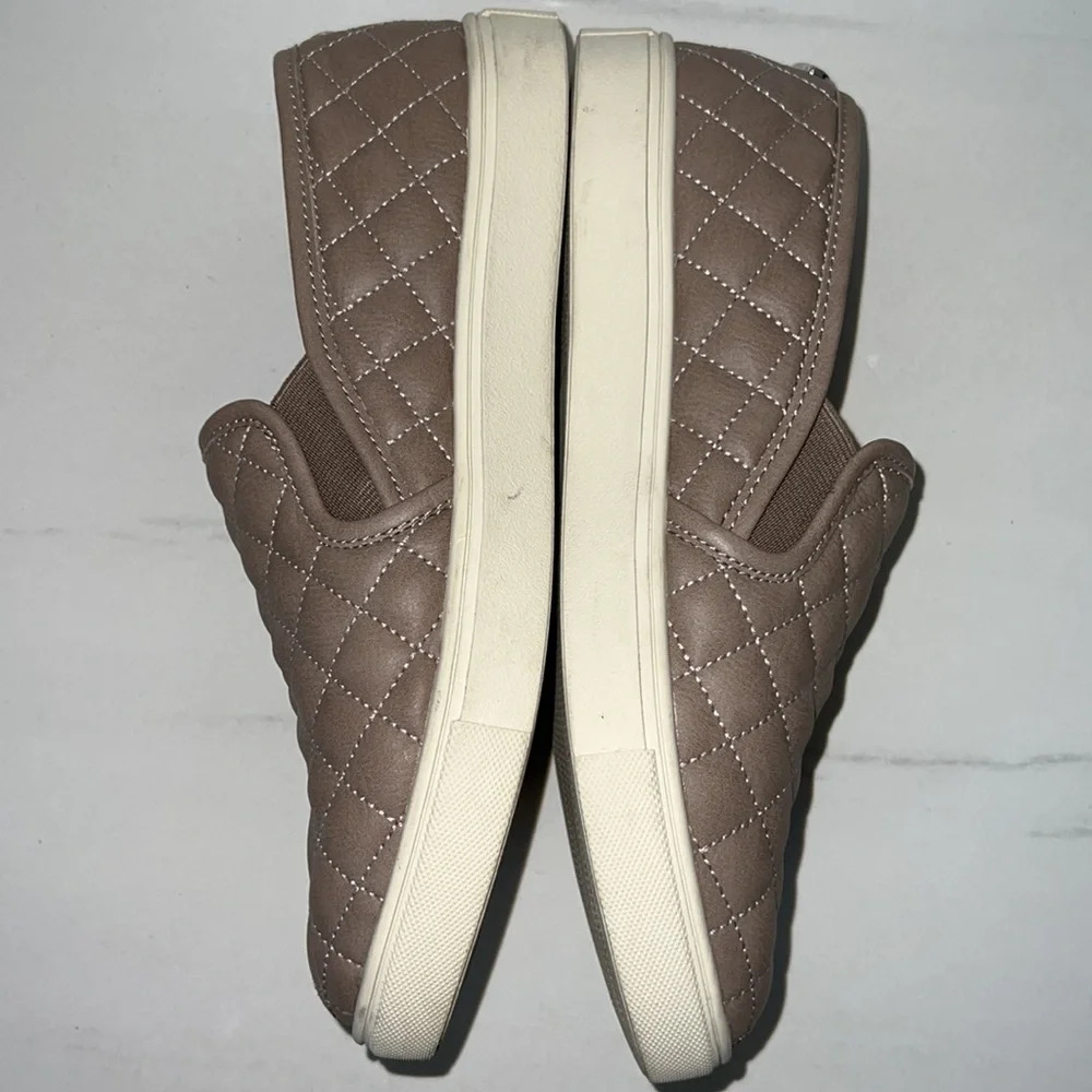 Tan Steve Madden Fashion Slip Ons with Quilted Pattern Size 8.5 - Picture 4 of 6